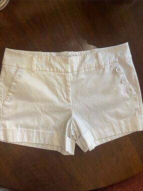 7th Avenue White Button Accent Cotton Shorts